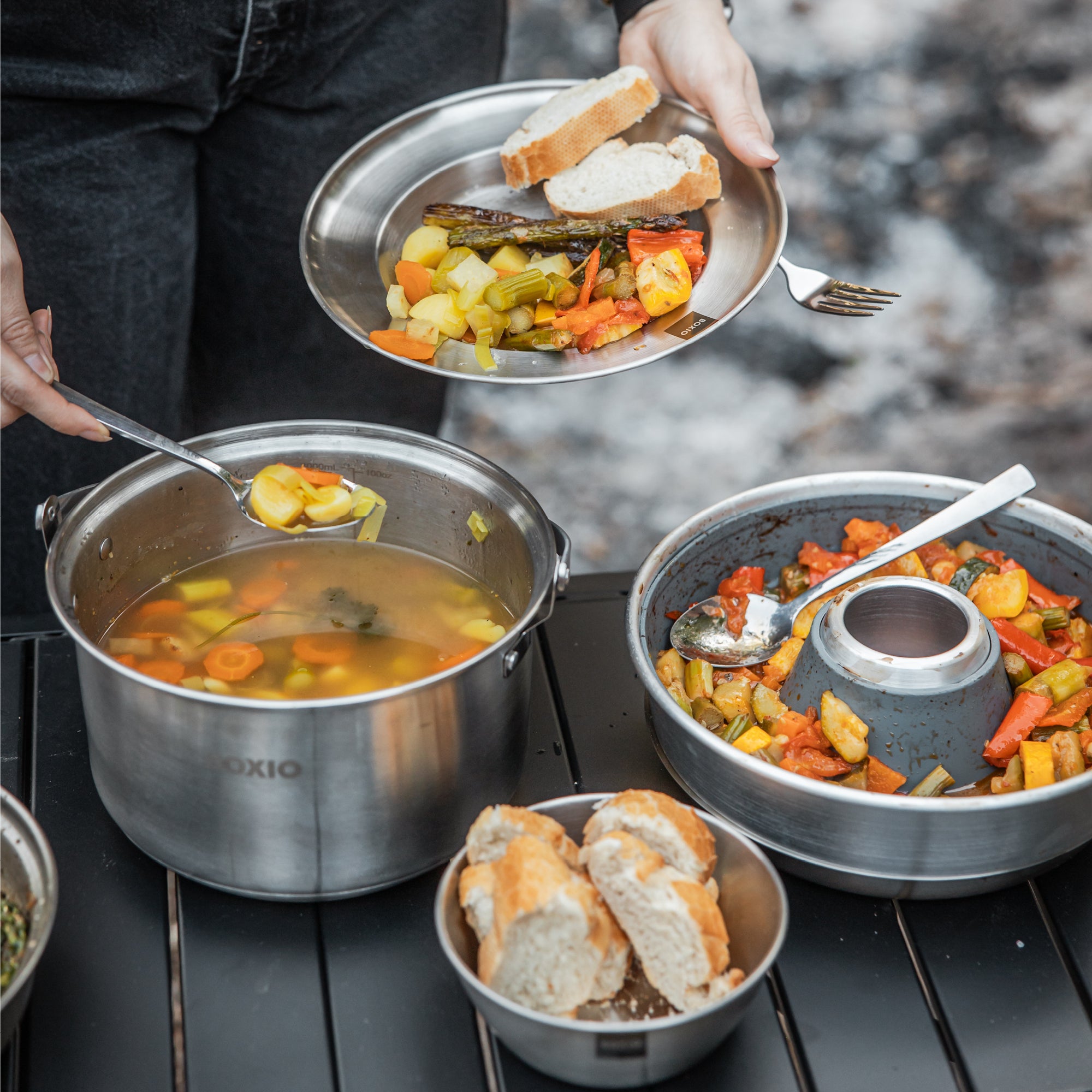 Gedeckter Tisch mit Topf, Omnia-Ofen, Schüssel mit Brot